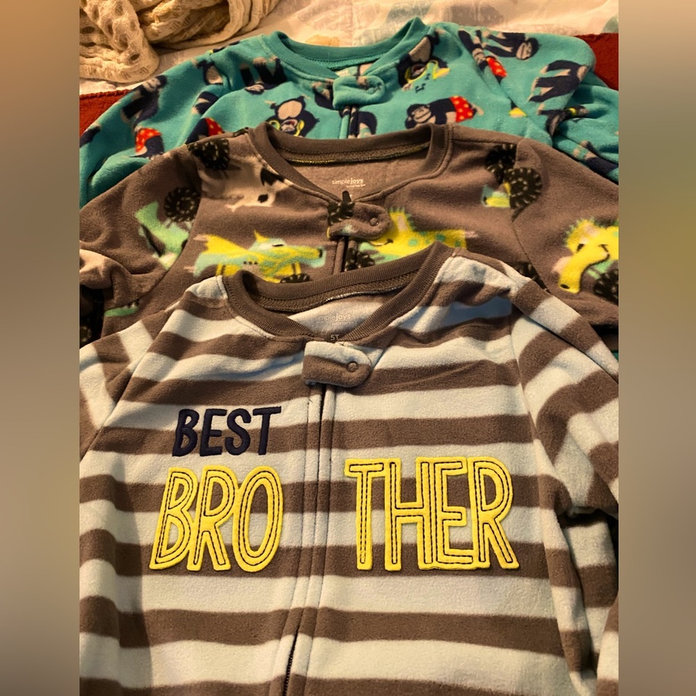 Carter’s 5t Footed Pajamas (3)bundle. (Worn only once)